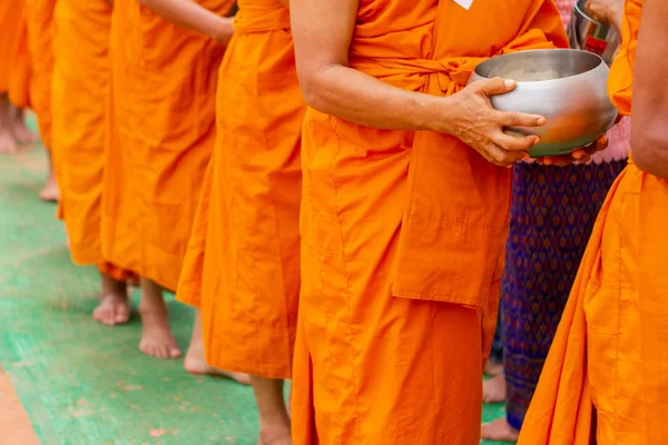 Había Mérito Mañana Gente Metería Comida Las Limosnas Muchos Monjes — Foto de Stock