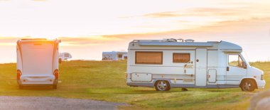 Norveç, Europe karavan araca gün batımında. Çayır bulutlu gökyüzü ve güneş ile. Karavan Nordic ülke, Avrupa, Scandinavia tarafından seyahat.