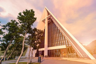 Tromso, Norveç, Scandinavia, Avrupa'nın Kuzey Kutbu Katedrali. Arka planda bulutlu gökyüzü günbatımı. Mimari ve din.