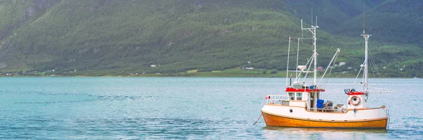 Holownik Lub Rybackich Łodzi Fiord Norwegii Europa Statek Pierwszym Planie — Zdjęcie stockowe