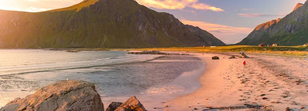 Paisaje Atardecer Con Playa Montañas Cielo Púrpura Fondo Viajar Noruega — Foto de Stock