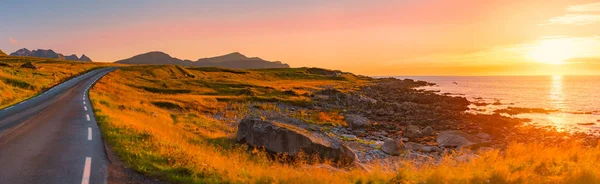 Svuota Tortuosa Strada Campagna Norvegia Europa Scandinavia Viaggio Automatico Tramonto — Foto Stock