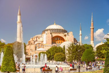 Istanbul, Türkiye'de 5 Temmuz 2014: Eminn, İstanbul 'un bulunan Yeni Cami Osmanlı imparatorluk Camii. İstanbul Boğazı gemi ön planda ve arka planda mavi bulutlu gökyüzü olan.