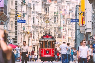 Istanbul, Türkiye'de 5 Temmuz 2014: Eminn, İstanbul 'un bulunan Yeni Cami Osmanlı imparatorluk Camii. İstanbul Boğazı gemi ön planda ve arka planda mavi bulutlu gökyüzü olan.