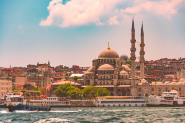 Istanbul, Türkiye'de 5 Temmuz 2014: Eminn, İstanbul 'un bulunan Yeni Cami Osmanlı imparatorluk Camii. İstanbul Boğazı gemi ön planda ve arka planda mavi bulutlu gökyüzü olan.