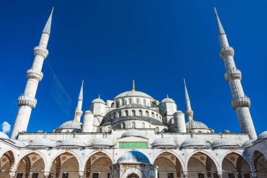 İstanbul ' da bulunan eski ve güzel Sultan Ahmed Camii (Sultanahmet Camii) Osmanlı imparatorluk Camii. Arka plan mavi gökyüzünde.