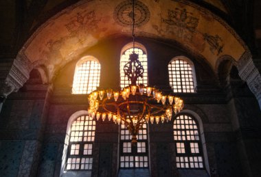 Istanbul, Türkiye'de 5 Temmuz 2014: Eminn, İstanbul 'un bulunan Yeni Cami Osmanlı imparatorluk Camii. İstanbul Boğazı gemi ön planda ve arka planda mavi bulutlu gökyüzü olan.