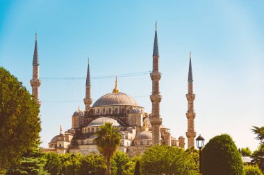 İstanbul ' da bulunan eski ve güzel Osmanlı imparatorluk Camii. Arka plan ve ön plan ağaçlarda mavi gökyüzünde.