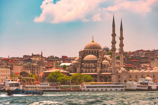 伊斯坦布尔 土耳其 2014年7月5日 耶尼吊带奥斯曼帝国清真寺位于土耳其伊斯坦布尔的 Eminn 博斯普鲁斯海峡海峡与船在前景和蓝色多云天空背景 — 图库照片