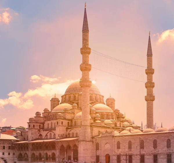 2014 トルコのイスタンブール Yeni キャミ オスマン帝国モスク イスタンブール トルコの Eminn 地区にあります ボスポラス海峡船前景と背景の青い曇り空 — ストック写真