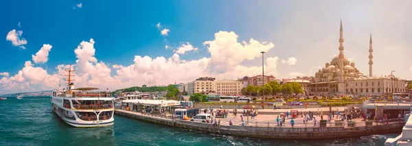 伊斯坦布尔 土耳其 2014年7月5日 耶尼吊带奥斯曼帝国清真寺位于土耳其伊斯坦布尔的 Eminn 博斯普鲁斯海峡海峡与船在前景和蓝色多云天空背景 — 图库照片