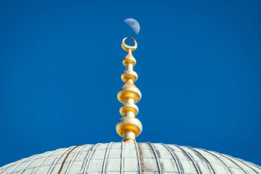 En eski ve güzel Sultan Ahmed Camii (Sultanahmet Camii) Osmanlı imparatorluk Camii İstanbul ' da bulunan. Ay ve arka planda gökyüzü.