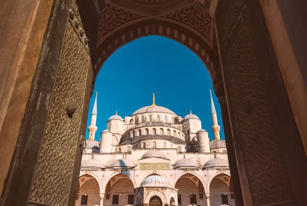 古老而美丽的苏丹艾哈迈德清真寺 蓝色清真寺 奥斯曼帝国清真寺位于土耳其伊斯坦布尔 背景蓝色天空 — 图库照片