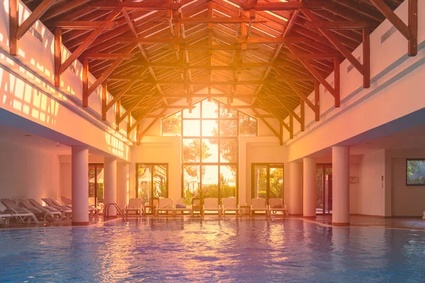 Lege Overdekt Zwembad Het Hotel Niemand Water Zonsondergang Zon Schijnt — Stockfoto