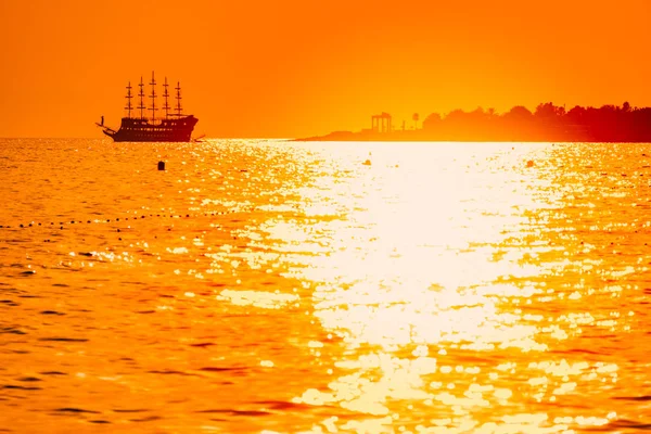 Hermosa Escena Con Velero Crucero Navegando Mar Atardecer Cerca Orilla —  Fotos de Stock