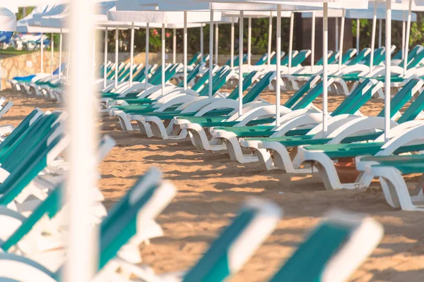 Plage Turquie Avec Sable Premier Plan Parasols Chaises Longues Arrière — Photo