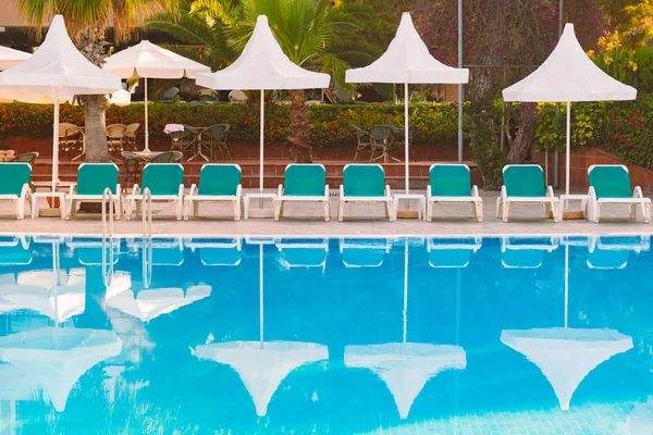 Hotel Turquía Con Piscina Primer Plano Sombrillas Blancas Sillas Fondo —  Fotos de Stock