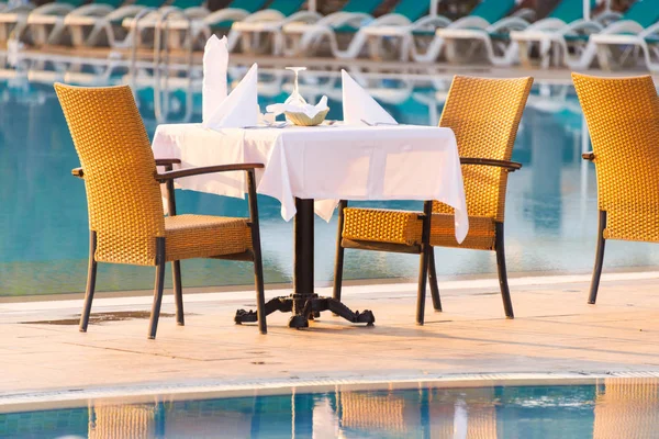 Chaises Table Près Piscine Restaurant Hôtel Couverts Serviettes Sur Les — Photo