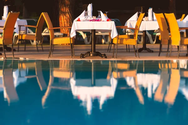 宾馆餐厅游泳池边的椅子和餐桌 餐具和餐桌上的餐巾度假时的度假生活 — 图库照片