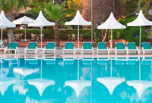 Hotel Turkey Pool Foreground White Sun Shade Umbrellas Chairs Background — Stock Photo, Image