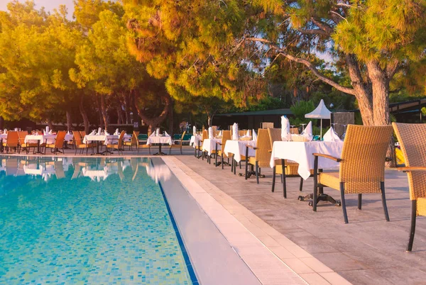 Stoelen Tafel Bij Het Zwembad Het Restaurant Van Het Hotel — Stockfoto