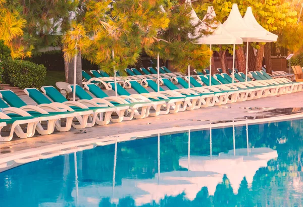 Hotel Turecku Bazénem Popředí Bílá Odstín Slunečníky Židle Pozadí — Stock fotografie