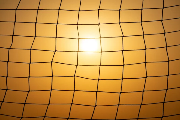 Fußballtornetz Bei Sonnenuntergang Maschenmuster Mit Sonne Und Sonnenuntergang Hintergrund — Stockfoto