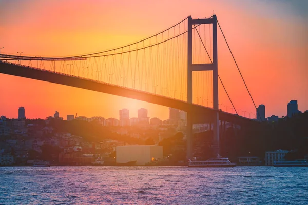 博斯普鲁斯海峡大桥被正式称为7月15日烈士桥 是土耳其伊斯坦布尔横跨博斯普鲁斯海峡的三座悬索桥之一 — 图库照片