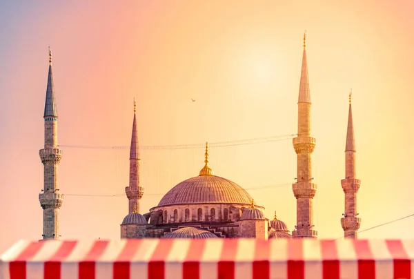 キャミ オスマン帝国モスク イスタンブール トルコの Eminn 地区にあります 背景の夕焼け空 — ストック写真