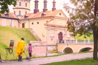Nesvizh, Belarus - 12 Haziran 2014: Nesvizh, Beyaz Rusya, Avrupa'nın eski ortaçağ kalesi. Genç kadın ve Kız Kalesi resim ile.
