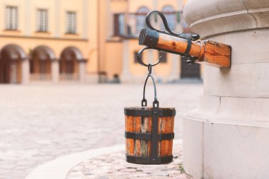 Belarus, Avrupa 'daki kale avlusunda eski bir kuyu