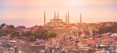 Istanbul manzarası ile günbatımı imparatorluk camide Panoraması. Güneş, gökyüzü ve dağlarda arka plan ve ön plan şehirde