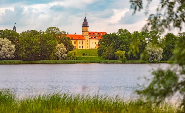 Alte Mittelalterliche Burg Nesvizh Weißrussland Europa Wahrzeichen Mit Blauem Bewölkten — Stockfoto