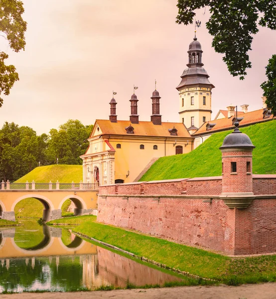 Średniowiecznego Zamku Nieświeżu Białoruś Europa Landmark Zachód Słońca Pochmurno Niebo — Zdjęcie stockowe