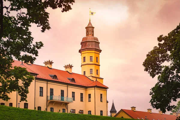 Původní Středověký Hrad Evropě Ňasviž Bělorusko Mezníkem Západ Slunce Oblohou — Stock fotografie