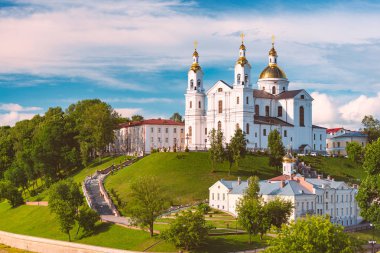 Vitebsk, Belarus, Avrupa 'da eski ve güzel bir kilise çanı. Arkaplanda mavi bulutlu gökyüzü.