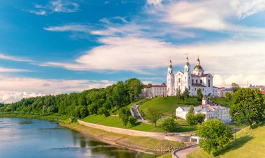 Vitebsk, Belarus, Avrupa 'daki güzel eski ortodoks kilise çan kulesinin panoraması. Arkaplanda mavi bulutlu gökyüzü.
