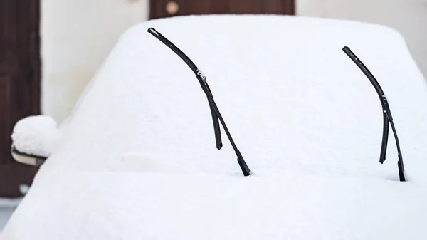 Auto pokryté sněhem čelní pohled — Stock fotografie
