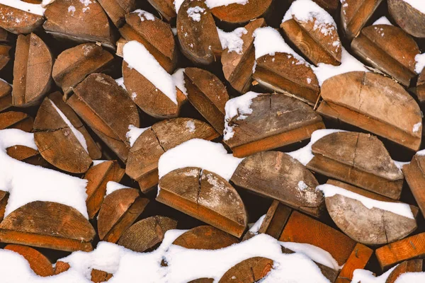 Pilha de madeira cortada coberta de neve — Fotografia de Stock