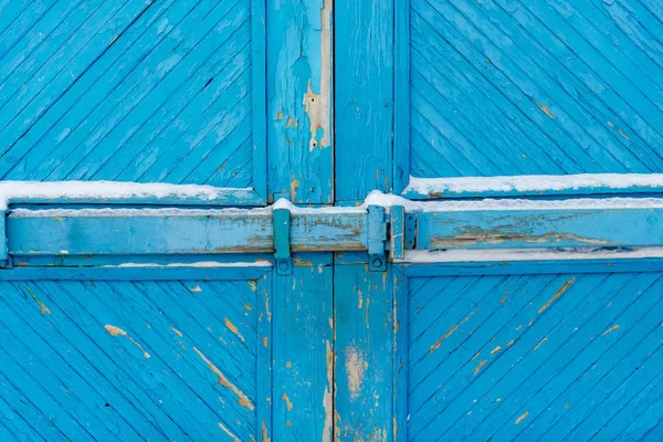 Dřevěná vrata bílým sněhem — Stock fotografie