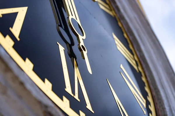 Gran reloj en la torre de la iglesia en Rusia — Foto de Stock