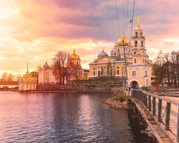 Klooster gelegen op eiland van lake Seliger, Rusland — Stockfoto