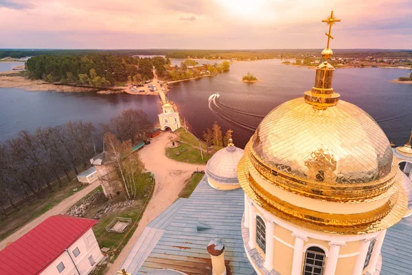 Mosteiro na ilha do lago Seliger, Rússia — Fotografia de Stock