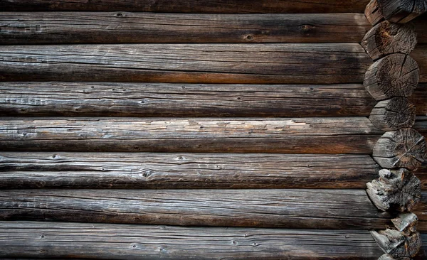 Donkere oude log houten muur van huis — Stockfoto