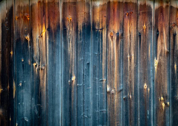 Parede velha escura da prancha de madeira da casa — Fotografia de Stock