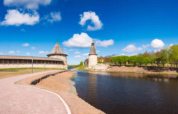 Pskov kremlin kule mavi bulutlu gökyüzü ile — Stok fotoğraf