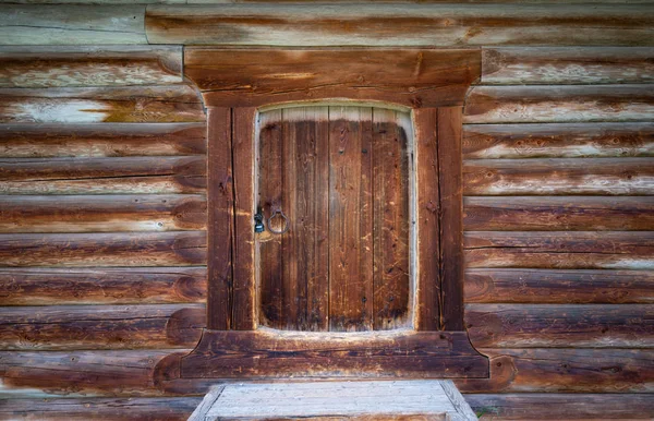 Dark old wood log wall of house — Stock Photo, Image