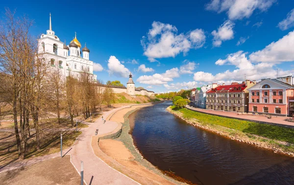 Eglise de Pskov et Kremlin avec ciel nuageux bleu — Photo