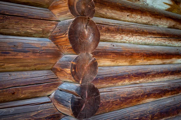 Vieux mur de bois rond foncé de la maison — Photo