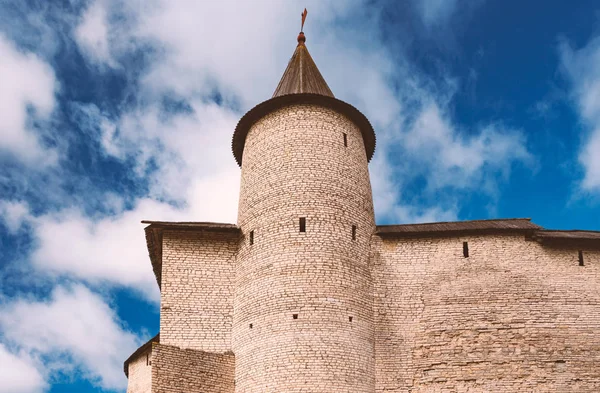 Pskov kremlin tower with blue cloudy sky — Stock Photo, Image